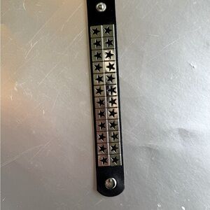 💚 Cut-Out Silver Metal Star Studded Snap On Adjustable Bracelet;Black & Silver